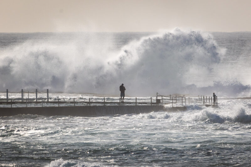 Big wave on North Narrabeen Headland